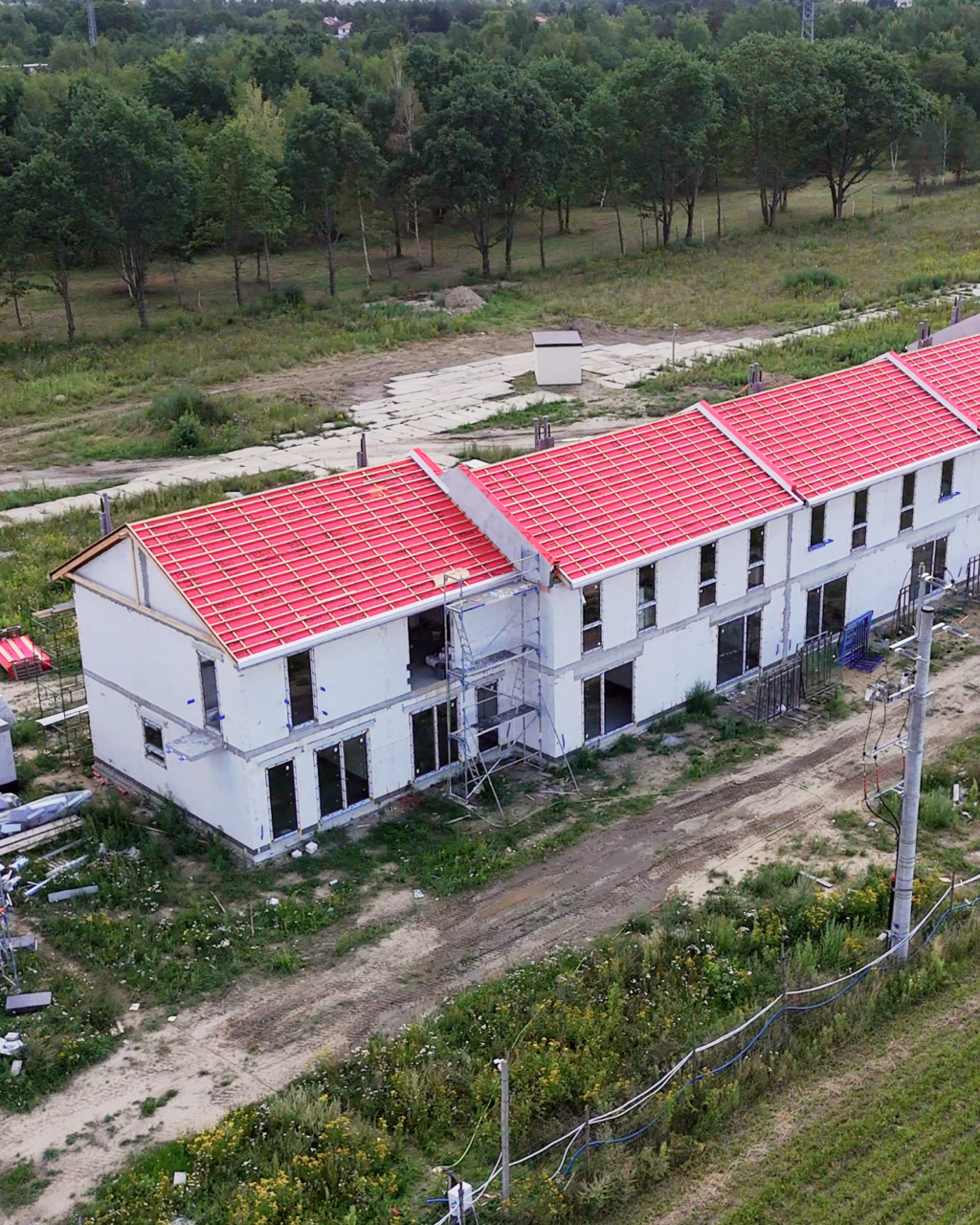 prace przy pokrywaniu dachów na Osiedlu Słonecznym