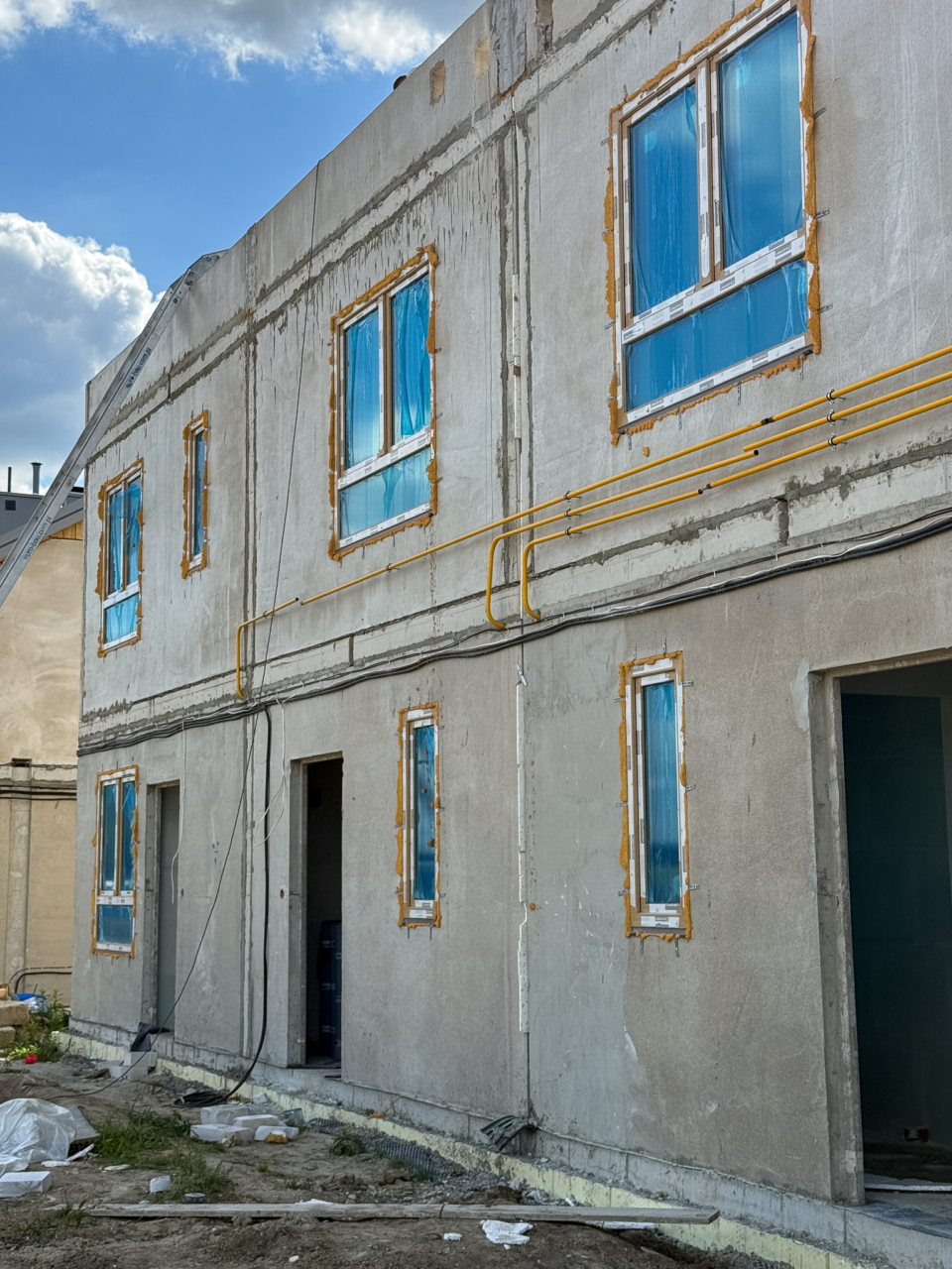 kontrukcja budynku wykonana z prefabrykatów betonowych i zamontowane okna