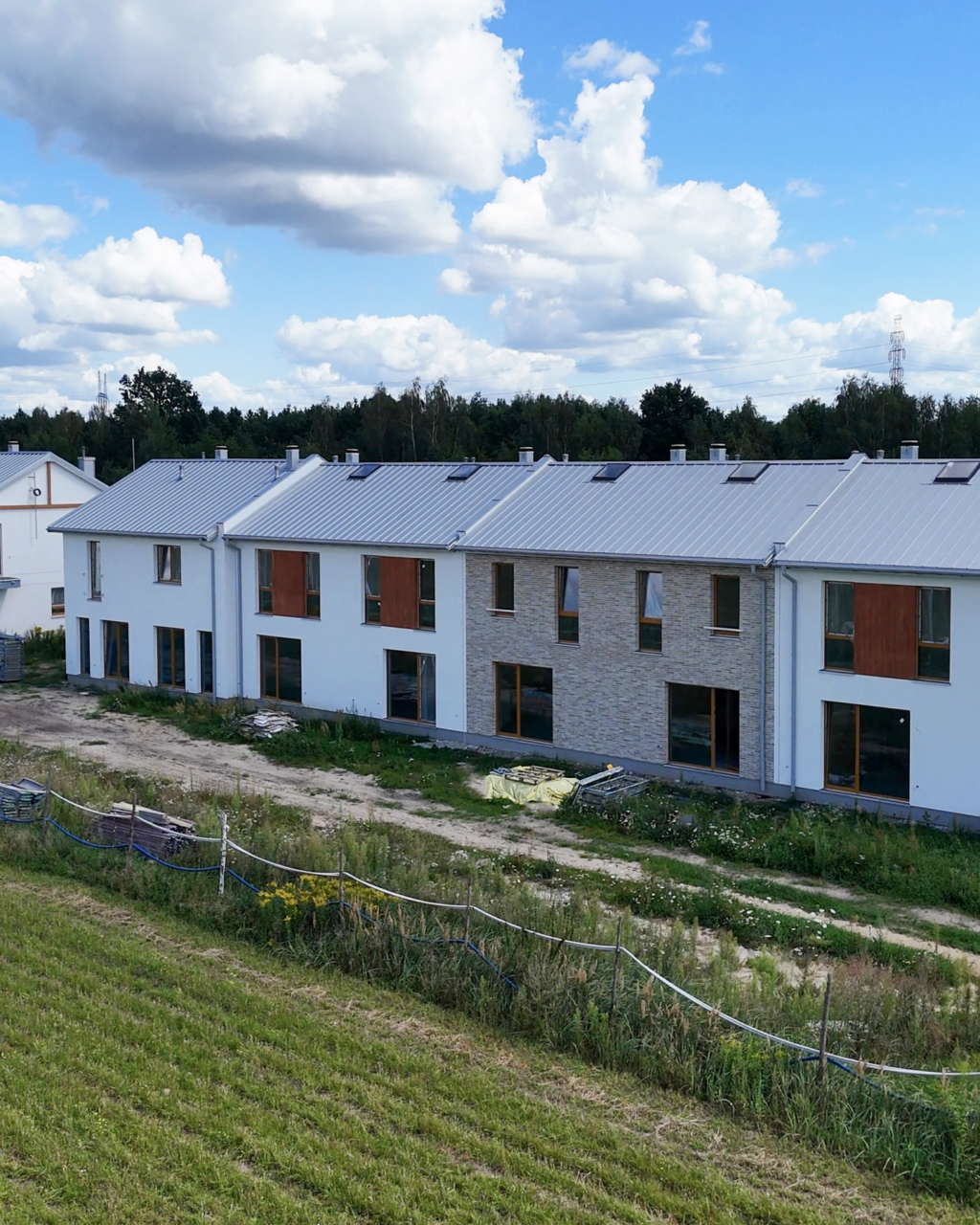 szereg budynków z gotową elewacją plac budowy