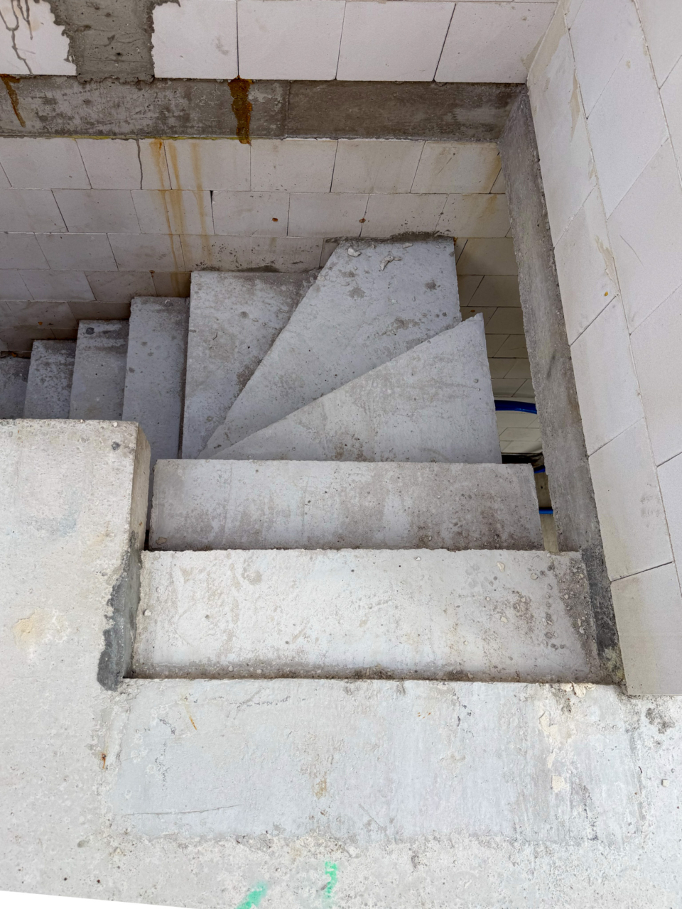 betonowe schody w domu w technologii prefabrykowanej na Osiedlu Stokrotki pod Warszawą
