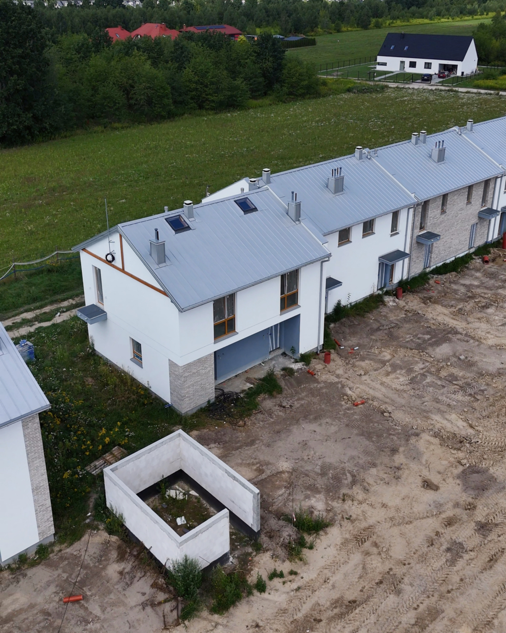 widok z góry na Osiedle Słoneczne w trakcie budowy budynki z gotową elewacją i dachami