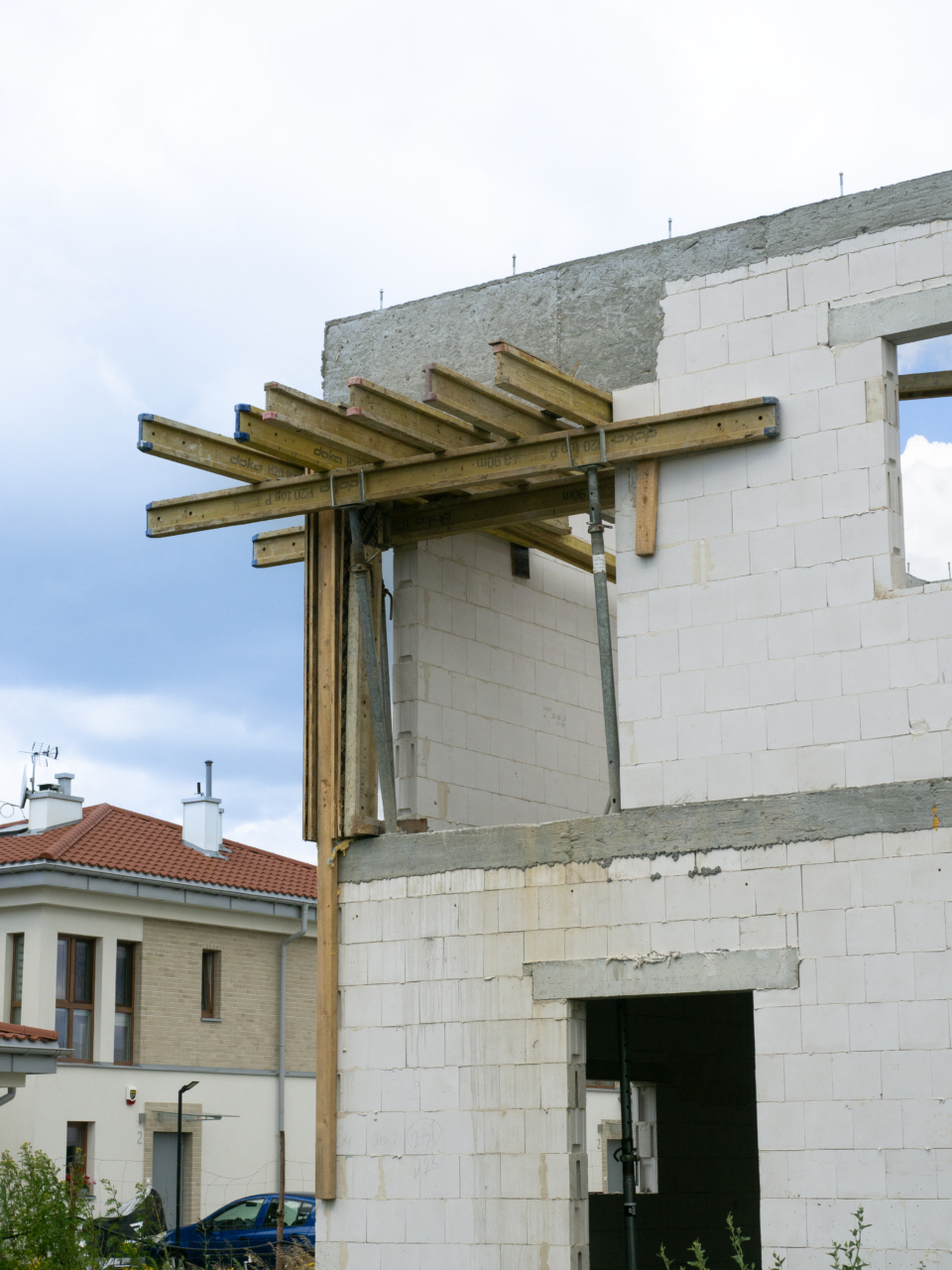 budowa murów konstrukcyjnych w budynku jednorodzinnym na osiedlu Zielono Mi 2 w Podolszynie