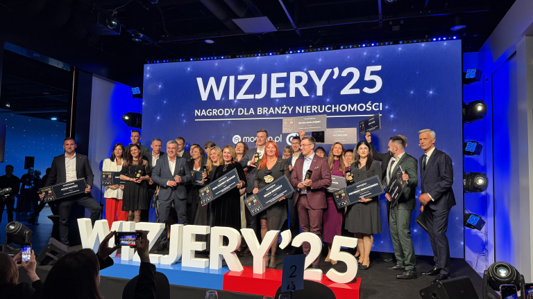 fotografia wszystkich laureatów konkursu Wizjery25 w branży nieruchomości
