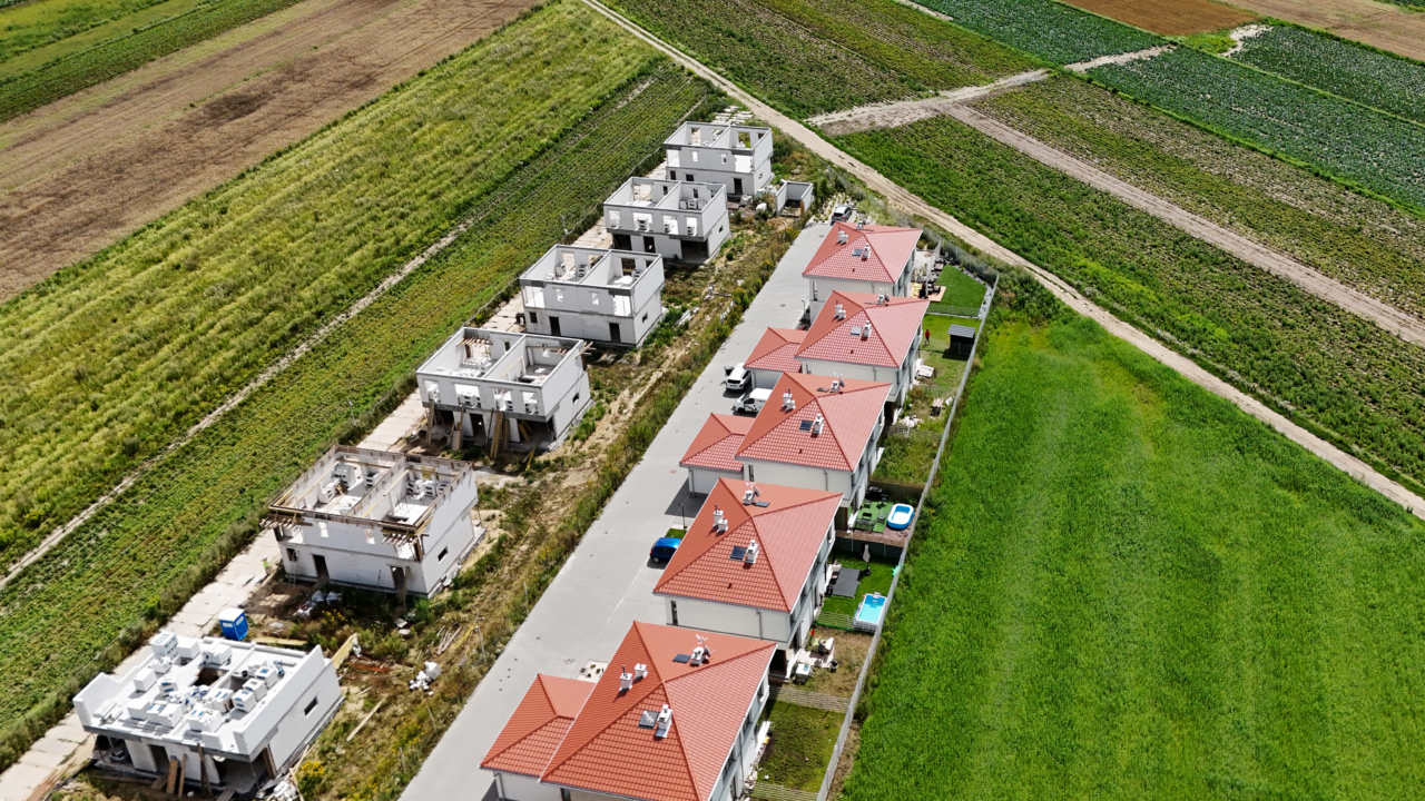 gotowe osiedle domów jednorodzinnych i powstające tuż obok osiedle w trakcie budowy