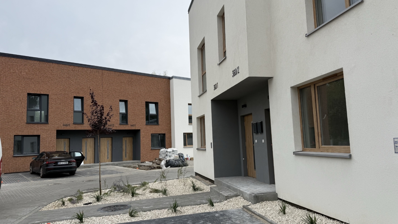 strefy wejściowe do mieszkań na osiedlu Manufaktura Marki 2 nowe nasadzenia roślin przy wejściu