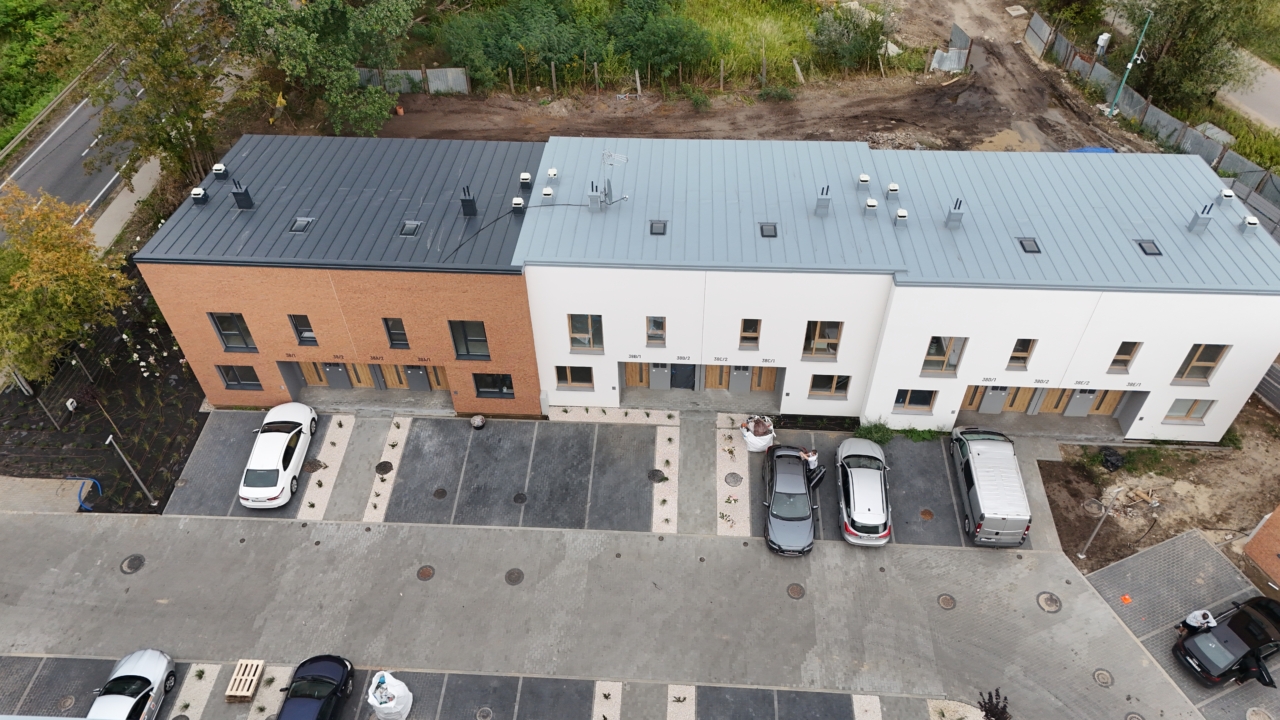 gotowe mieszkania na osiedlu Manufaktura Marki 2 zabudowa szeregowa widok z lotu ptaka na budynki i parking