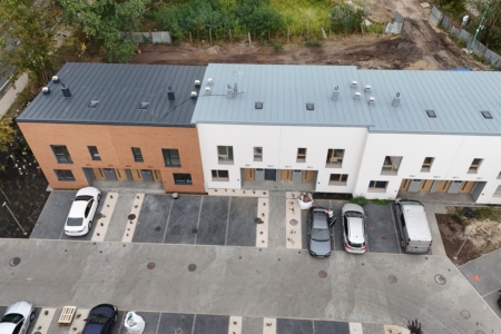 gotowe mieszkania na osiedlu Manufaktura Marki 2 zabudowa szeregowa widok z lotu ptaka na budynki i parking
