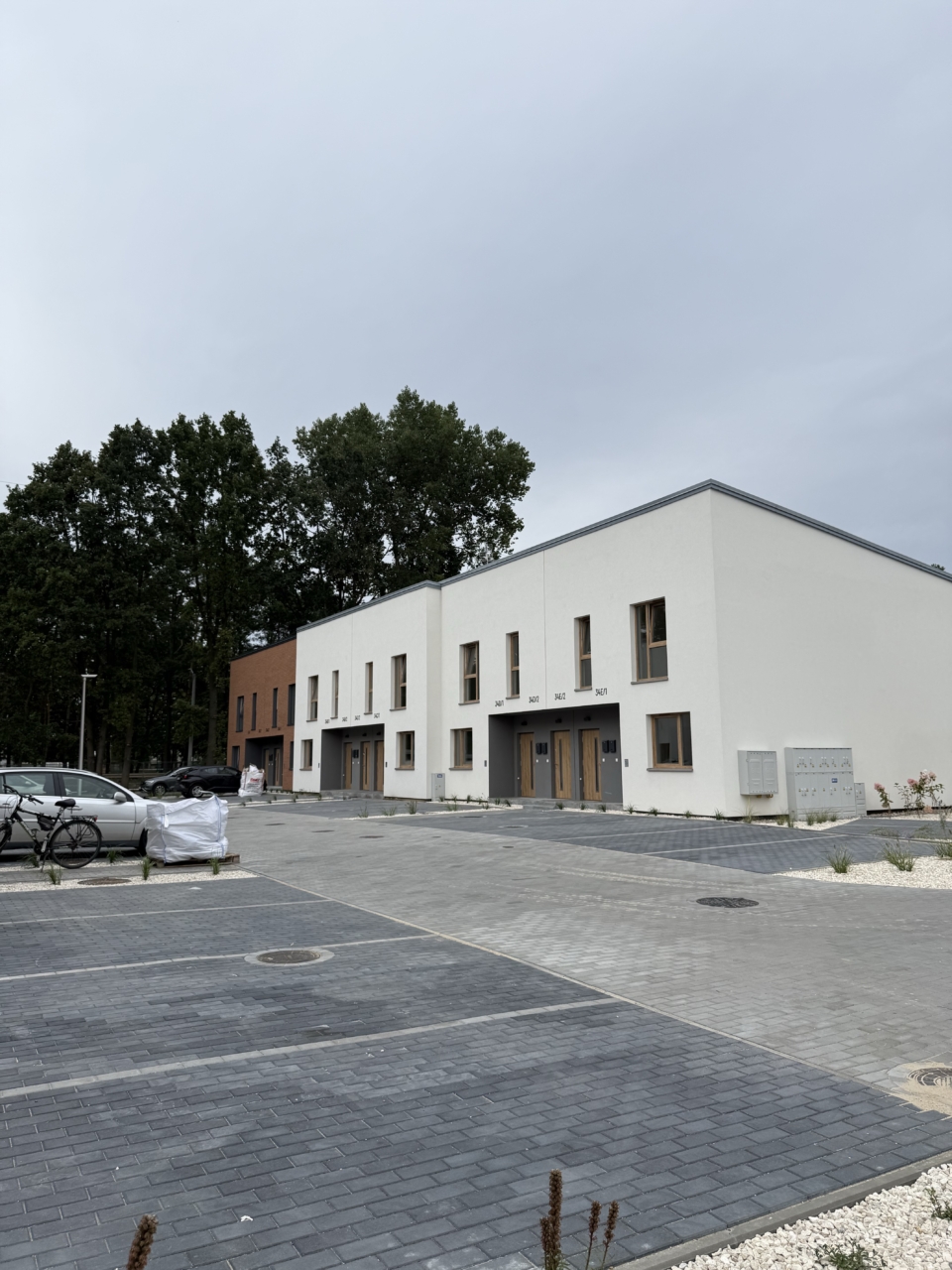 nowoczesne osiedle mieszkaniowe z miejscami parkingowymi tuż przy wejściu aleja wewnętrzna i strefy wejściowe do budynków