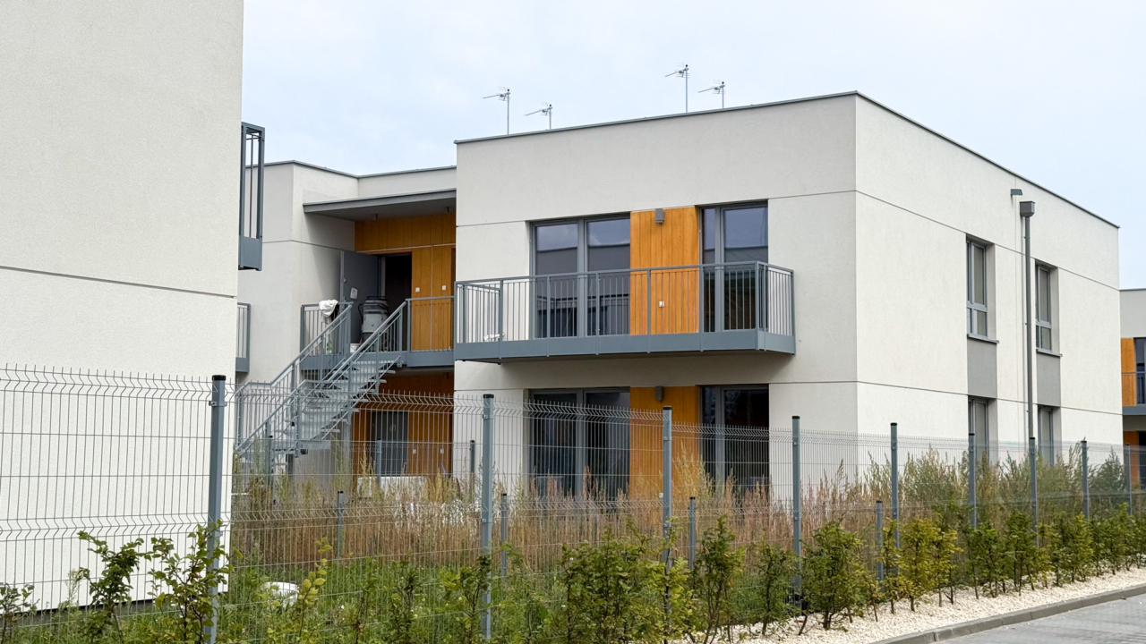ogródek lokatorski i balkon w mieszkania w zabudowie szeregowej na Osiedlu Młodych w Janczewicach