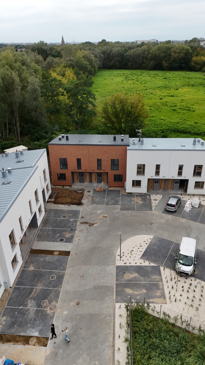 widok z lotu ptaka na osiedle mieszkań w Markach budynki szeregowe i zielone otoczenie drzew i łąk