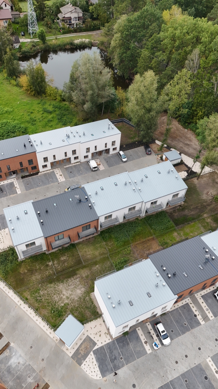 mieszkania z ogrodem w Markach z lotu ptaka zielona okolica osiedla i staw w sąsiedztwie
