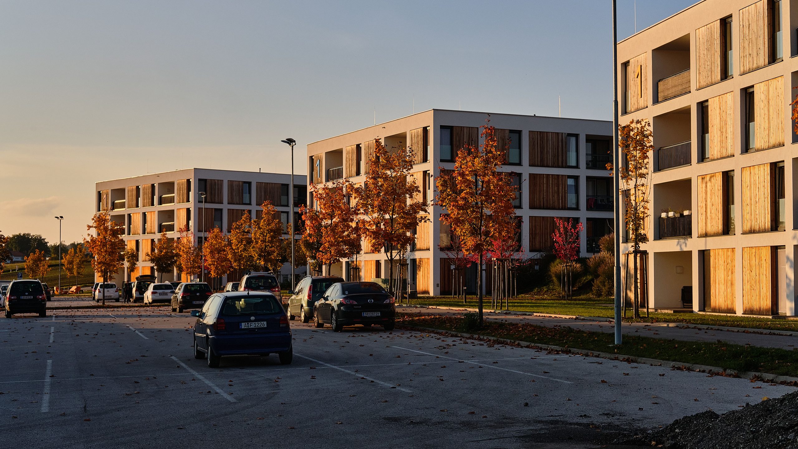 ile kosztują miejsca postojowe naziemne przy osiedlu bloków mieszkalnych