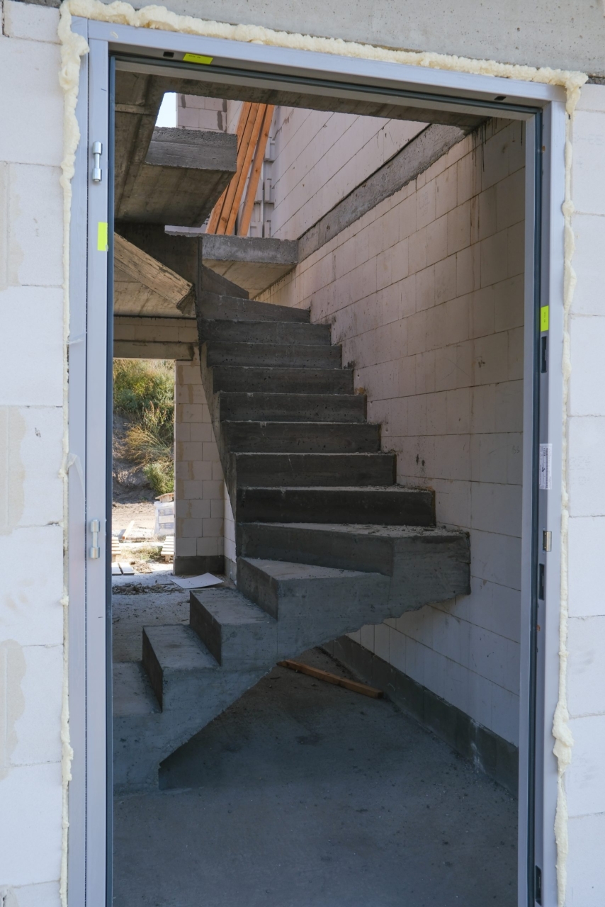 betonowe schody w budynku Domy na Witosa