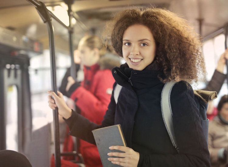 uśmiechnięta pasażerka tramwaju jedzie do szkoły